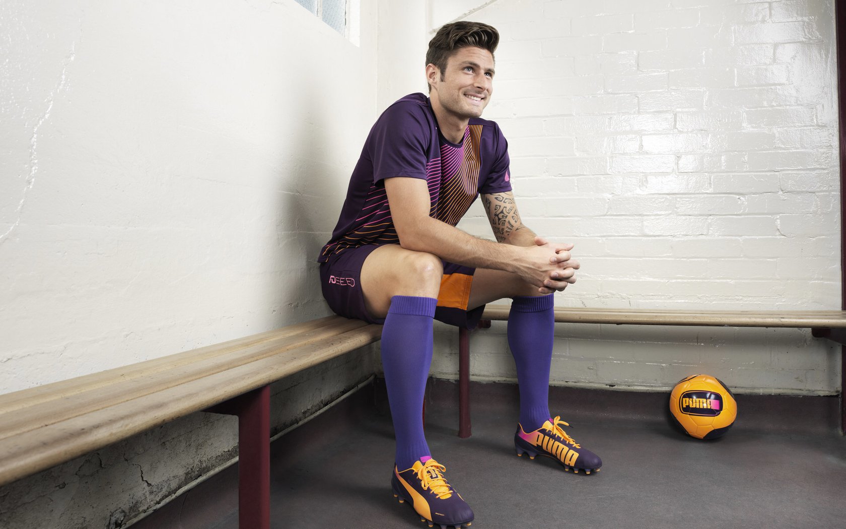 冷门与传奇，日本队轻取英格兰，奥恰洛夫上演不老神话